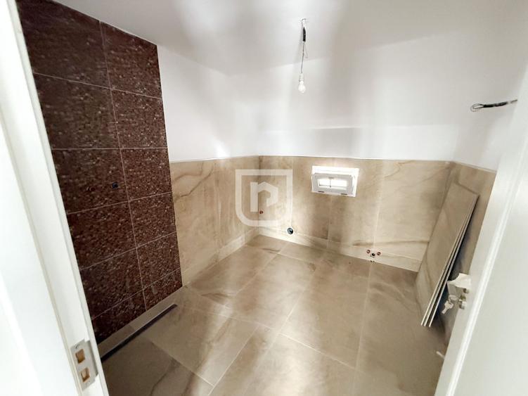 Casă individuală cu 8 camere cu Canalizare în Periferie