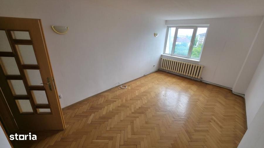 Apartament cu 4 camere decomandat în Tolstoi
