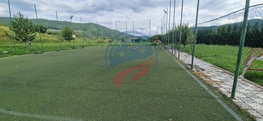 Casă cu 8 camere cu Teren 5574 Mp în Periferie