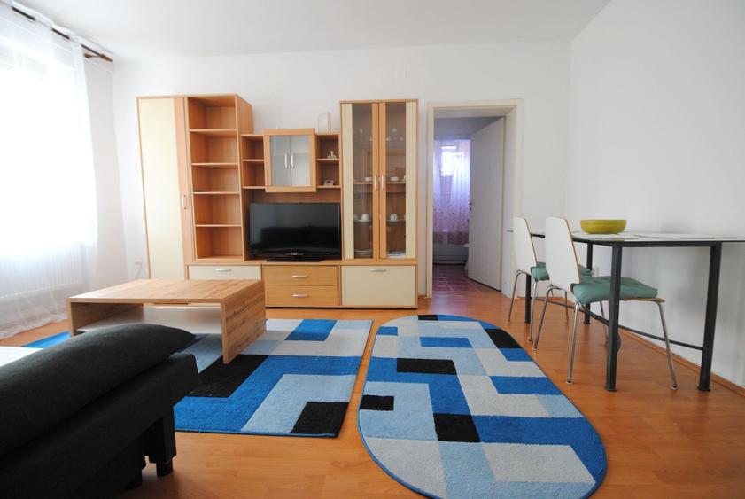 Apartament cu 3 camere semidecomandat, mobilat în Central