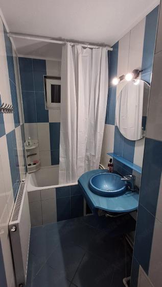 Apartament cu 3 camere semidecomandat în Micro 6