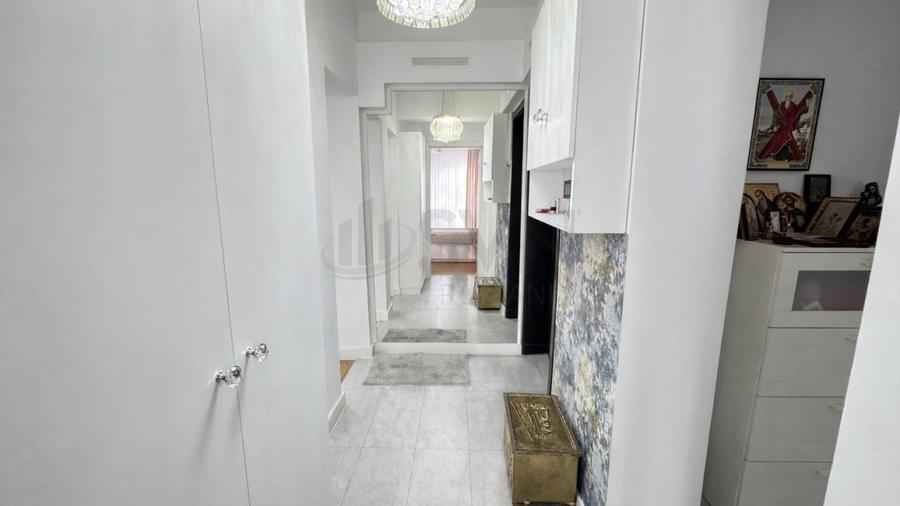 Apartament cu 4 camere semidecomandat, mobilat în Capitale