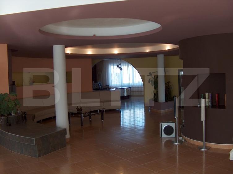 Casă individuală cu 8 camere cu Piscina în Micro 1