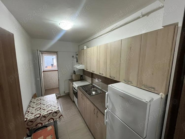 Garsonieră decomandată în Roșu