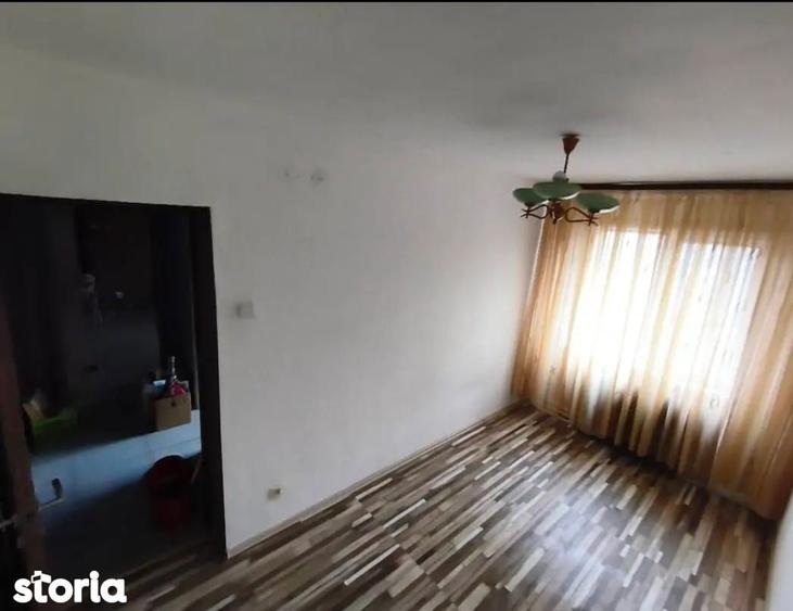 Apartament cu 3 camere semidecomandat în Podu Roș