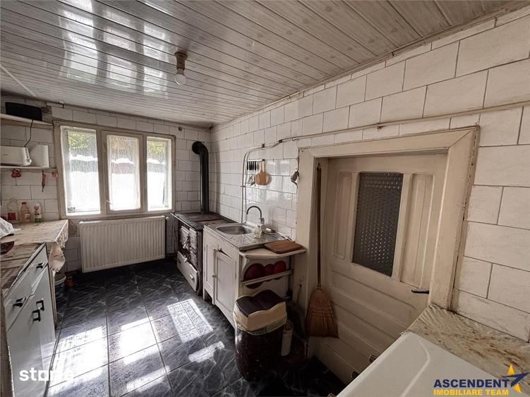 Casă cu 6 camere cu Teren 3269 Mp în Deda