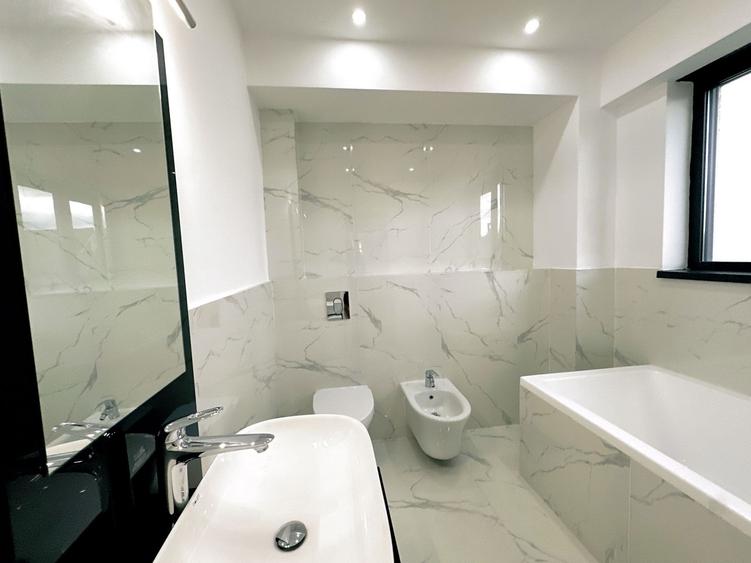Apartament cu 3 camere decomandat în Polonă