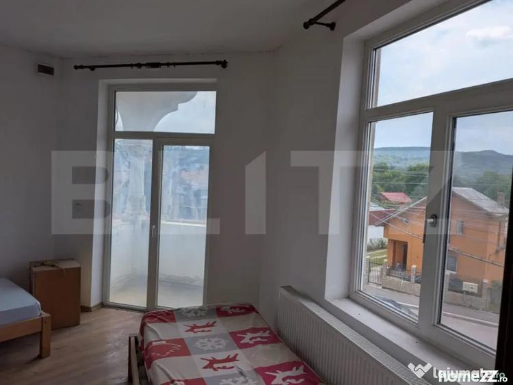Casă cu 9 camere cu Teren 439 Mp în Central