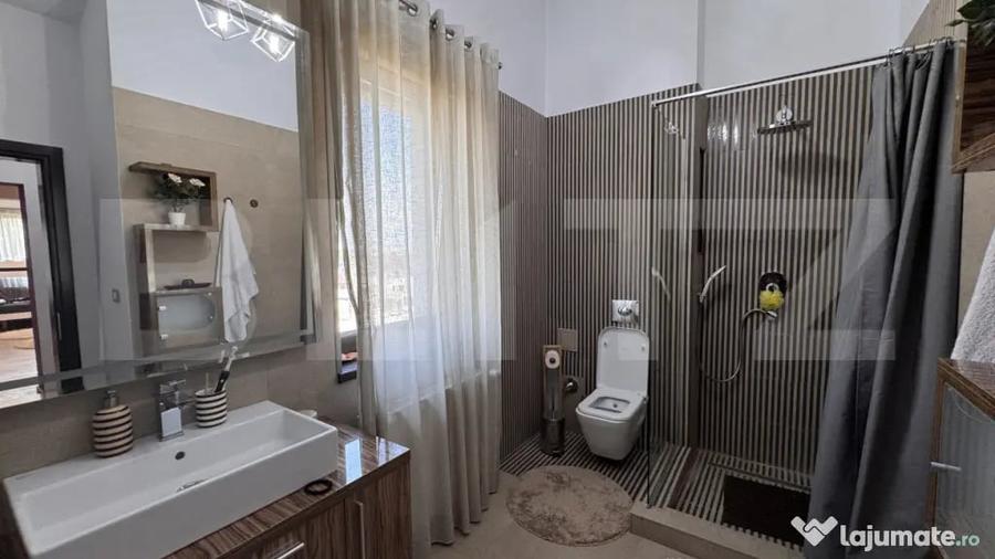 Casă cu 5 camere cu Teren 1307 Mp în Romanești