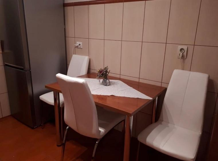 Apartament cu 3 camere decomandat, mobilat în Calea Moldovei