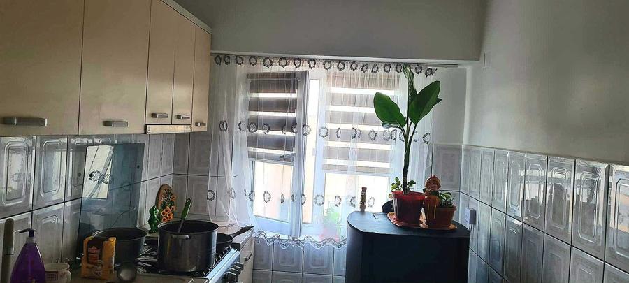 Apartament cu 3 camere semidecomandat în Hârșova
