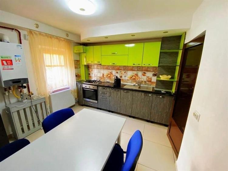 Apartament cu 2 camere semidecomandat, mobilat în Rovine