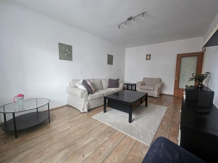 Apartament cu 3 camere decomandat, mobilat în P-ța Victoriei