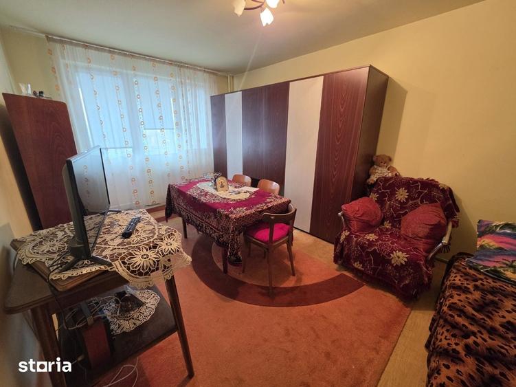 Apartament cu 3 camere decomandat în Tei