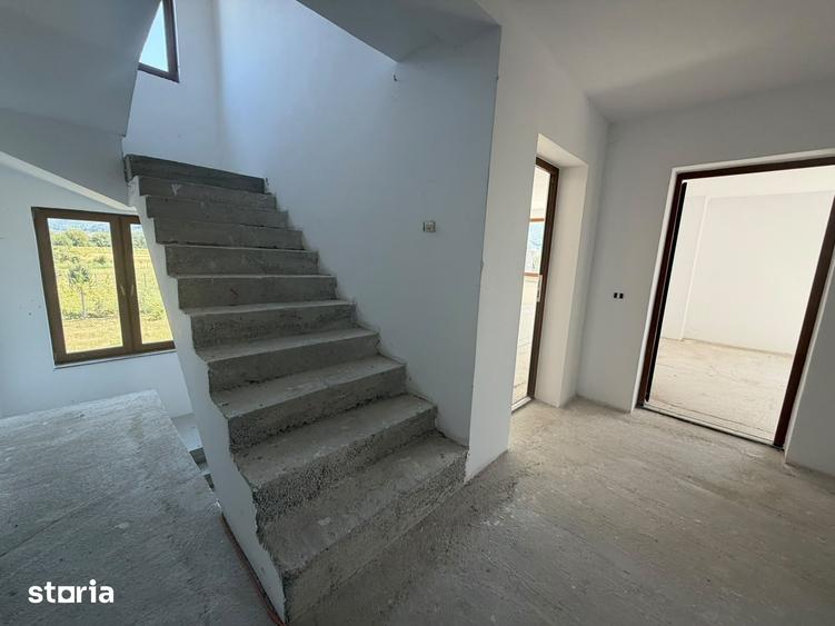 Casă cu 9 camere cu Teren 850 Mp în Brănișca