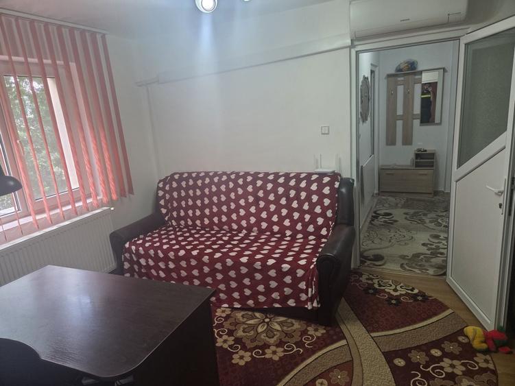 Apartament cu 2 camere semidecomandat în Uiești