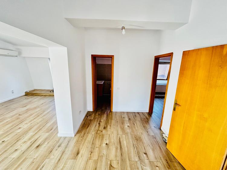 Casă cu 5 camere cu Garaj în Arcul de Triumf