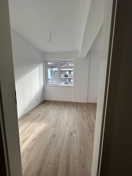 Apartament cu 3 camere semidecomandat în Florești