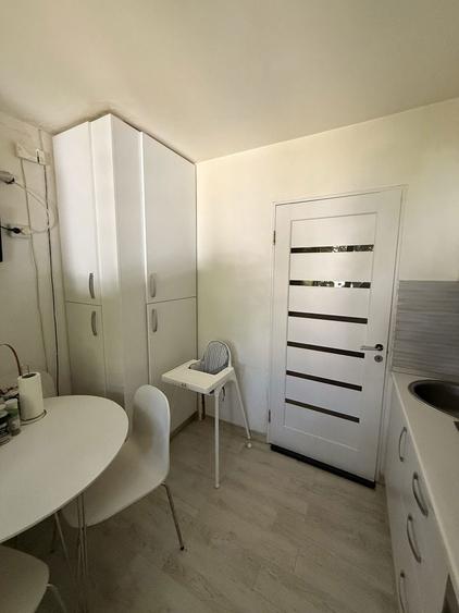 Apartament cu 3 camere semidecomandat în Gorjului