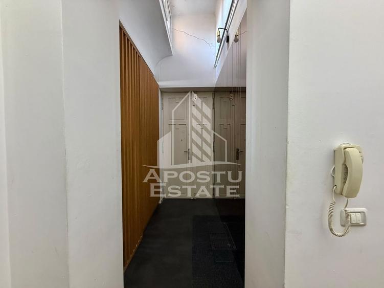 Apartament cu 4 camere semidecomandat, mobilat în P-ța Maria