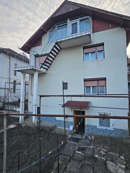 Casă cu 6 camere cu Teren 316 Mp în Călugareni