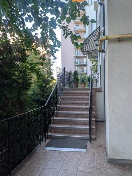 Apartament cu 3 camere semidecomandat în Tineretului