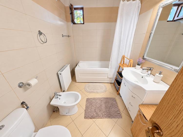 Apartament cu 3 camere decomandat, mobilat în Central