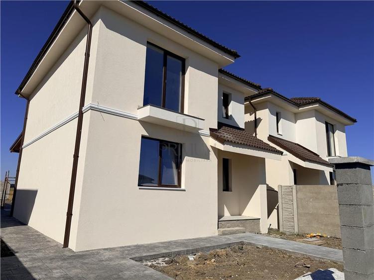 Duplex cu 4 camere cu Canalizare în Moșnița Veche