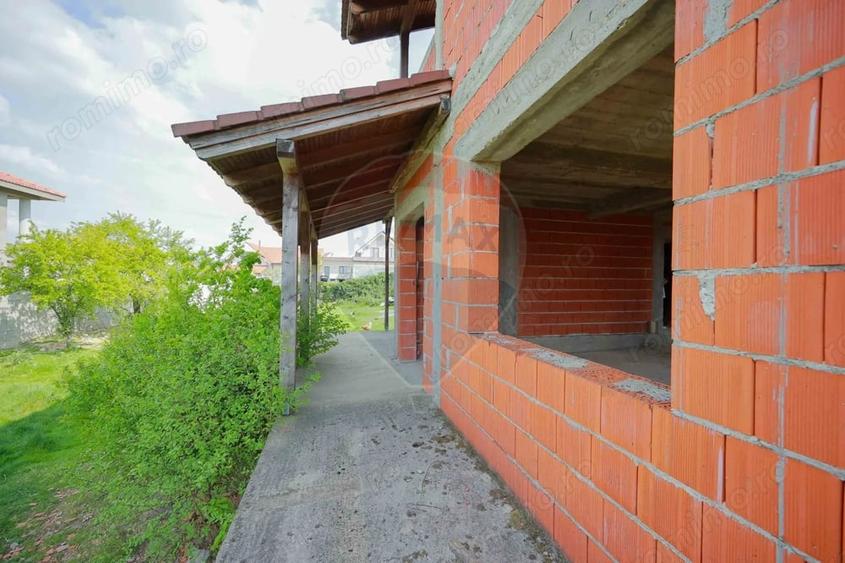 Casă cu Teren 1013 Mp în Cordău