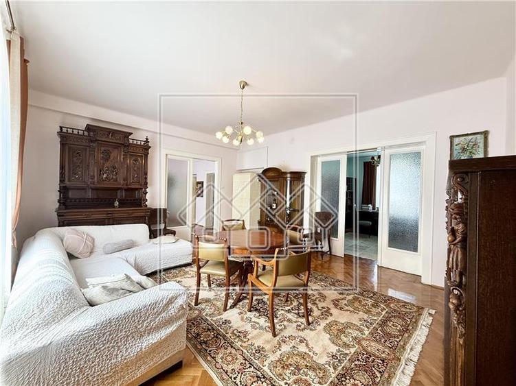 Apartament cu 4 camere decomandat în Central