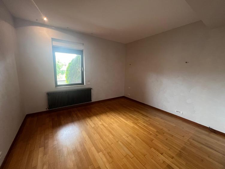 Penthouse cu 4 camere decomandat în Capitale