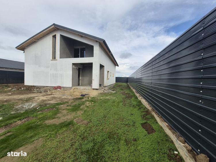 Casă cu 7 camere cu Teren 650 Mp în Balotești