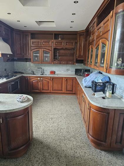 Casă cu 6 camere cu Teren 1250 Mp în Central