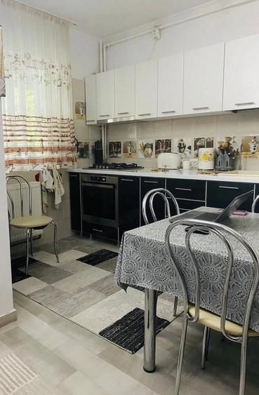 Apartament cu 3 camere decomandat în Exterior Vest