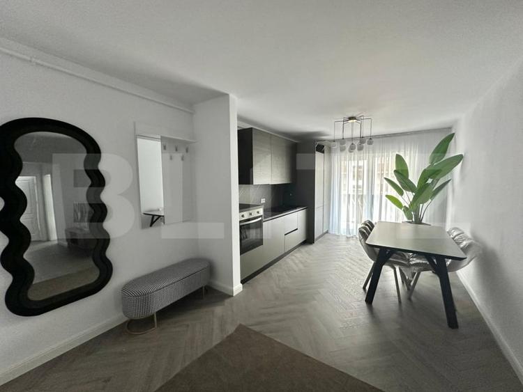 Apartament cu 3 camere semidecomandat, mobilat în Sud