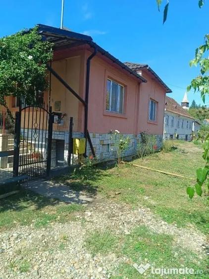 Casă cu 5 camere cu Teren 4925 Mp în Lechința