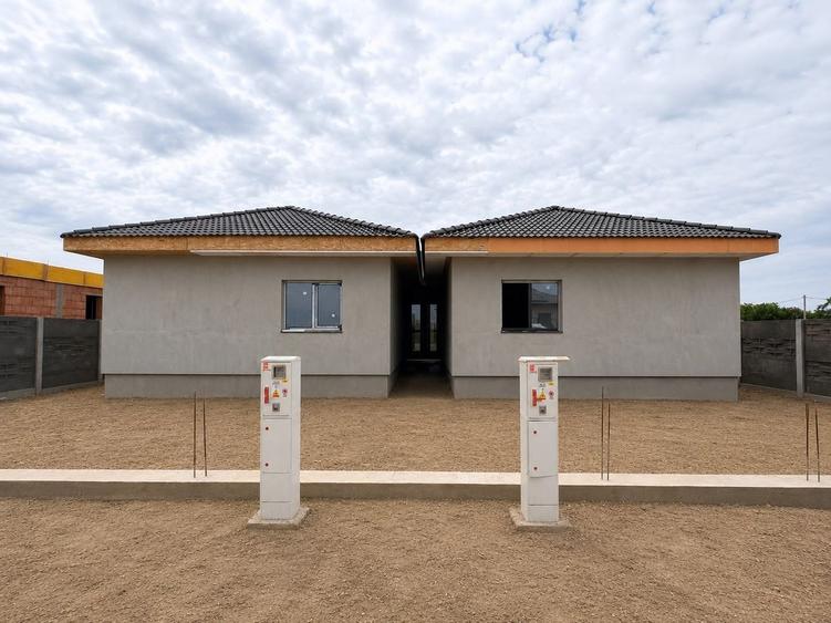 Duplex cu 4 camere cu Canalizare în Moșnița Nouă