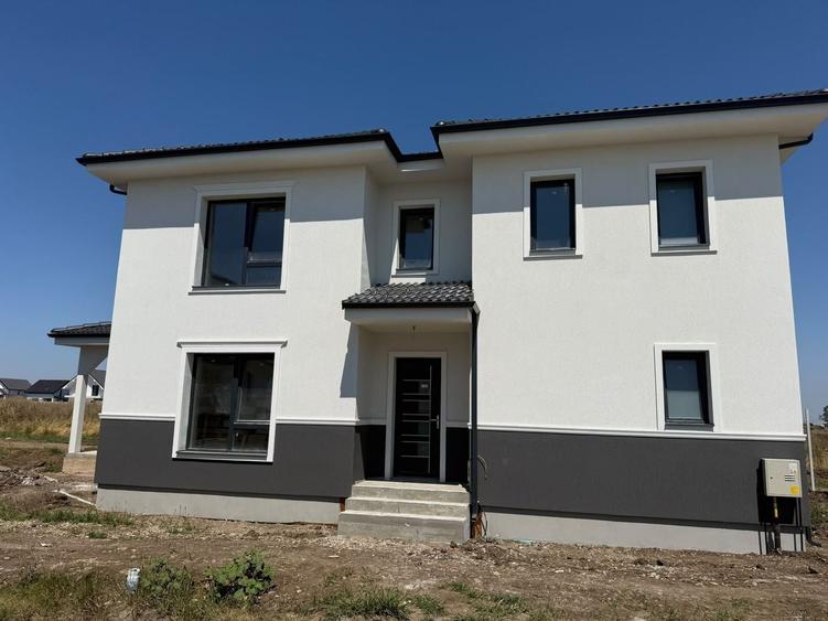 Casă individuală cu 5 camere cu Canalizare în Șura Mică