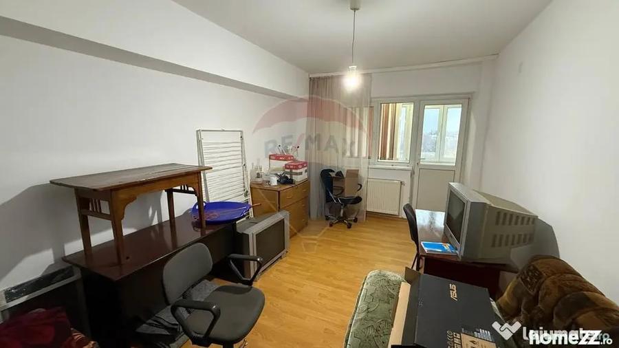 Apartament cu 4 camere decomandat în Central