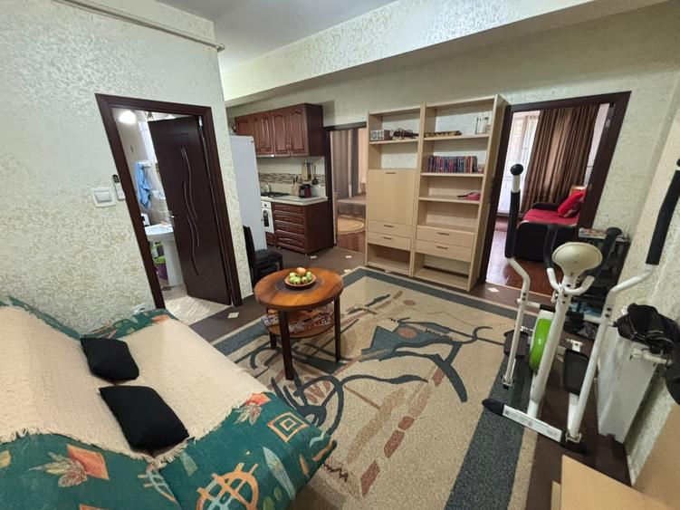 Apartament cu 3 camere semidecomandat în Cug