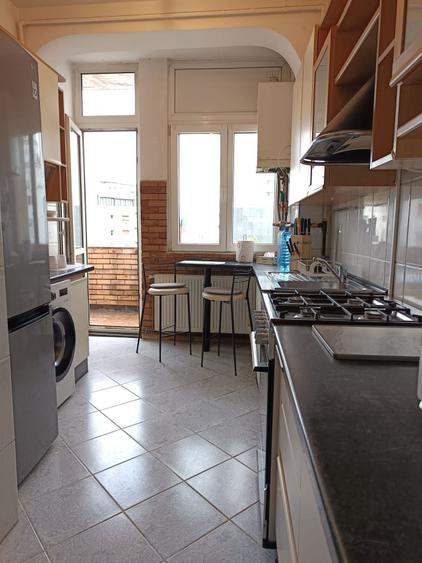 Apartament cu 4 camere semidecomandat, mobilat în Armeneasca