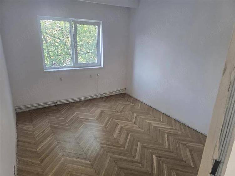 Apartament cu 3 camere decomandat în Lipovei