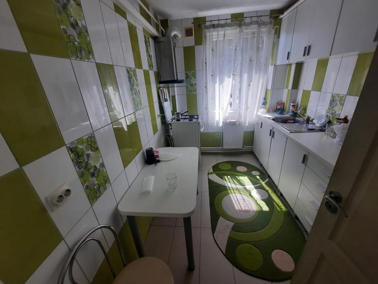 Apartament cu 3 camere semidecomandat, mobilat în Podu Roș