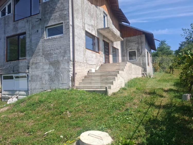 Casă individuală cu 6 camere cu Teren 1832 Mp în Glodeni