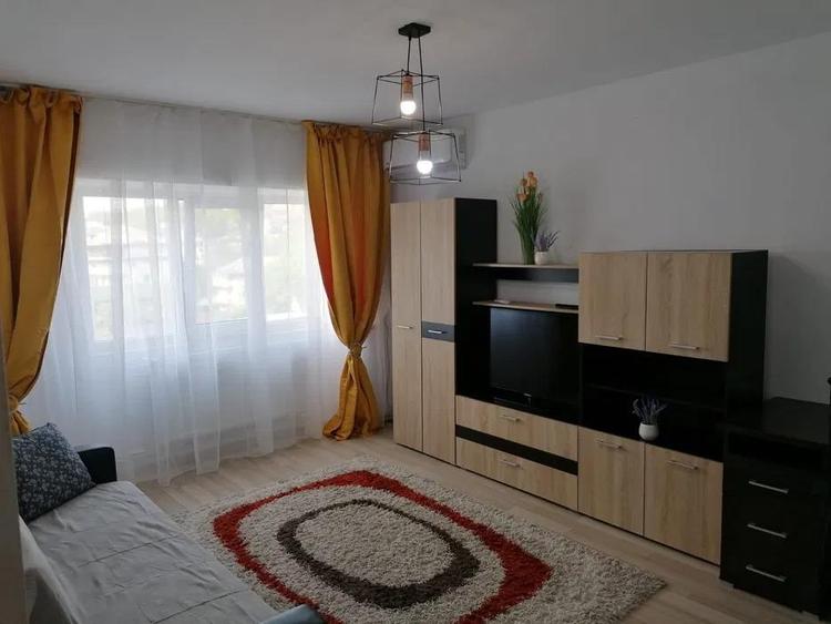 Apartament cu 2 camere decomandat, mobilat în Podul de Fier