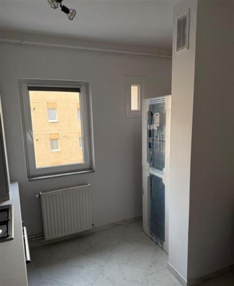 Apartament cu 3 camere decomandat în Tractorul