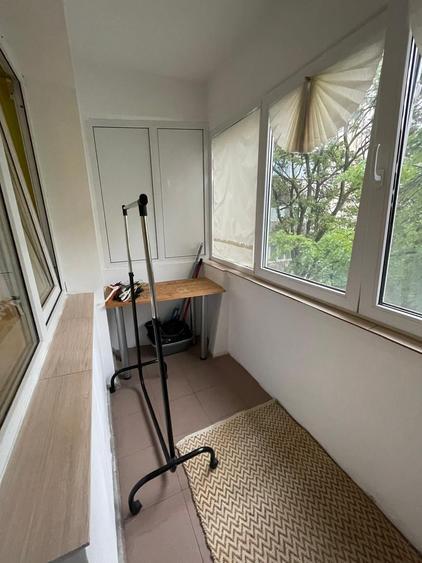 Apartament cu 3 camere semidecomandat, mobilat în Podu Roș
