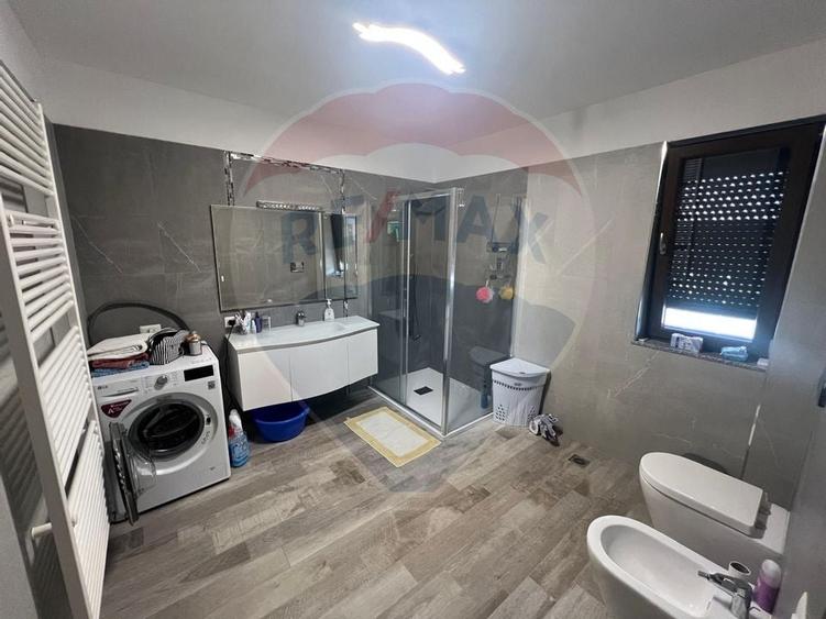 Casă individuală cu 4 camere cu Canalizare în Sud-Est