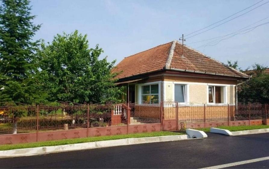 Casă cu 2 camere cu Teren 1000 Mp în Iernut
