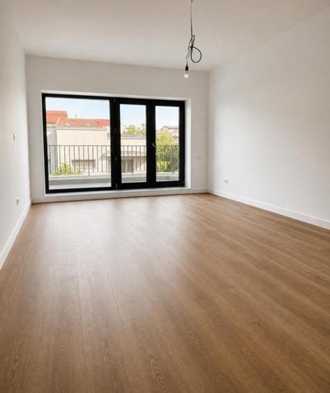 Casă cu 8 camere cu Teren 295 Mp în Dorobanți